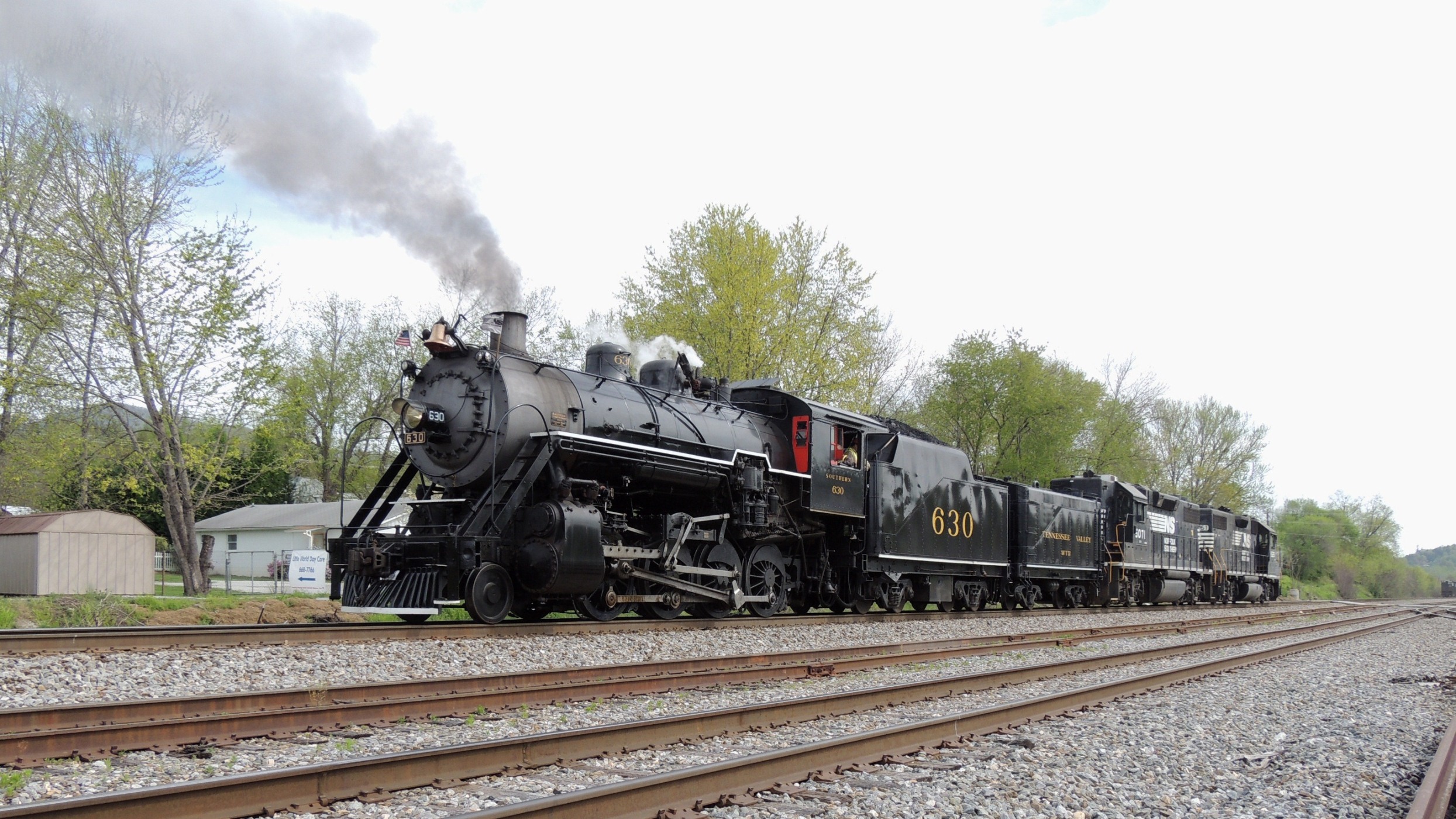 SOU 630 & NS 5071 and 5261 picking up whe cars during the turn around 